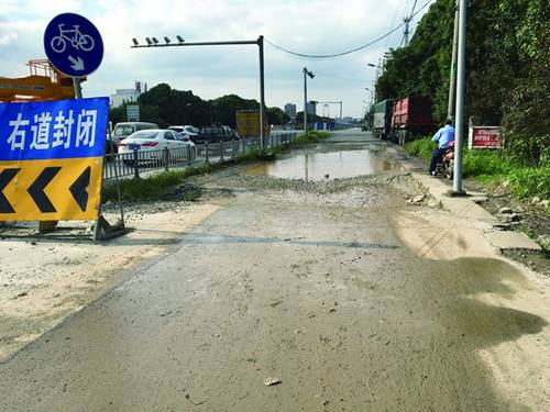 镇宁路大运路口路面凹坑终填平 即将通车