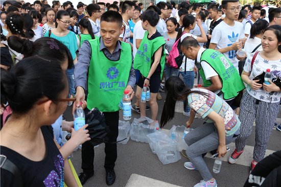 助力高考 传化全城免费派水为考生加油