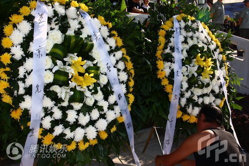 罗京遗体告别仪式举行 花圈林立充满怀念