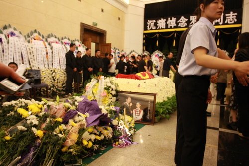 图文:罗京妻子进入追悼会现场送别_人物特写_新