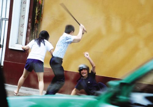 男子接过棍棒,往锁匠身上砸去