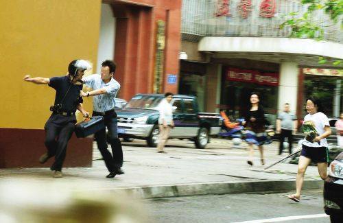 一男一女追了上来
