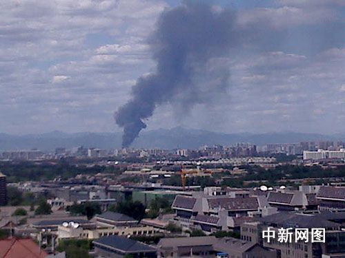 组图:北京昌平区一家旧货市场发生火灾_新闻滚