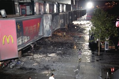 北京西单购物中心发生火灾 疑为电线短路引发