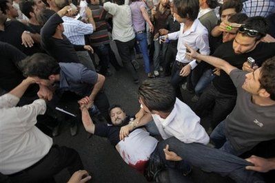 伊朗反对派大规模抗议集会发生枪击 多人伤亡