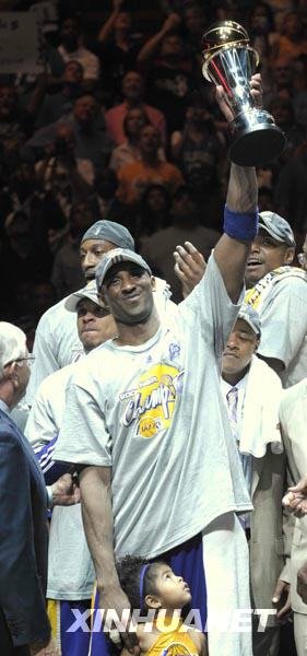组图:湖人队夺nba总冠军 球迷闹事8人被捕_新