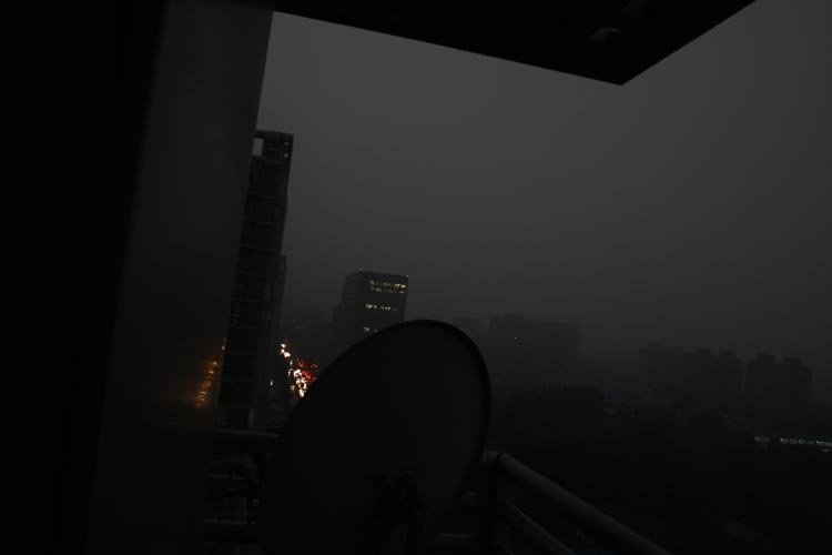 高清组图:北京突降雷雨 白昼如夜_北京新闻图
