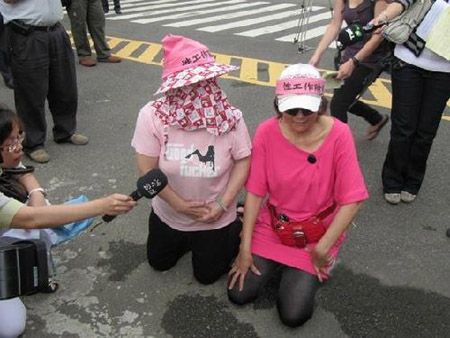 台湾红灯区提案惹争议 性工作者跪求权益(图)_