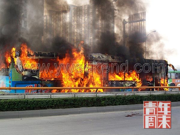 成都公交车燃烧案2分钟诡异视频引爆网络追查