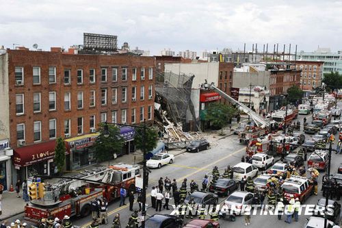 组图:纽约布鲁克林区一栋居民楼坍塌_国际图片