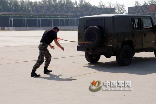 组图：我军硬气功绝活--金枪刺喉顶走猛士军车