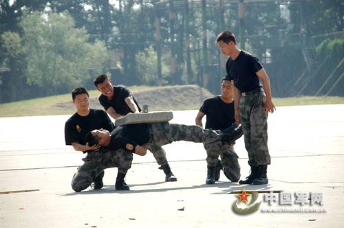 组图：我军硬气功绝活--金枪刺喉顶走猛士军车