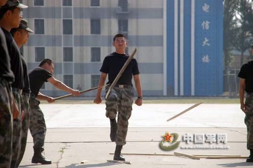 组图：我军硬气功绝活--金枪刺喉顶走猛士军车