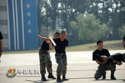 组图：我军硬气功绝活--金枪刺喉顶走猛士军车