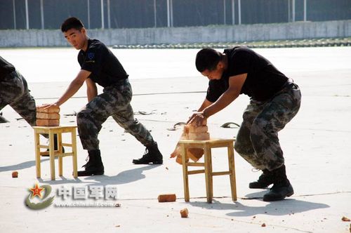 组图：我军硬气功绝活--金枪刺喉顶走猛士军车