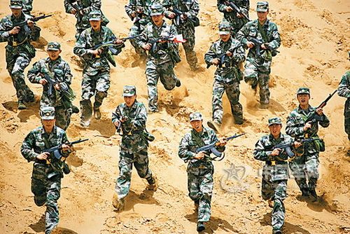 组图：新疆官兵巡逻大漠戈壁 用铁锹煎鸡蛋