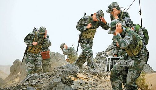 组图：新疆官兵巡逻大漠戈壁 用铁锹煎鸡蛋