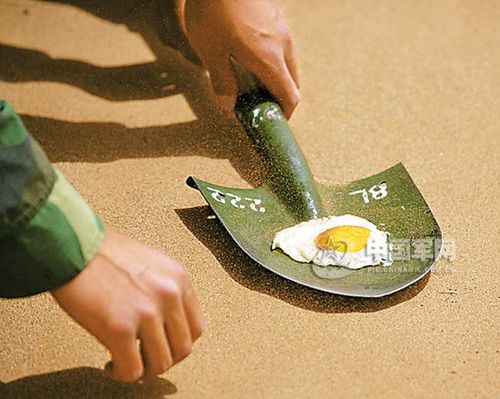 组图：新疆官兵巡逻大漠戈壁 用铁锹煎鸡蛋
