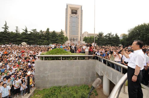 温总理同大学生谈成才之路：条条道路通罗马