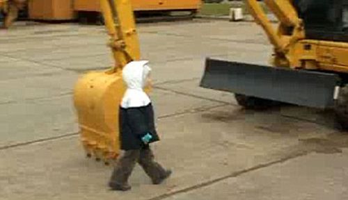 组图：俄罗斯3岁男孩驾驶大型挖土机