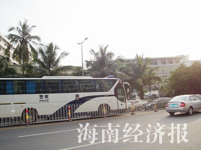 海经讯(记者海晶摄影报道)昨日下午6时许,一辆警用大巴车在途经海口琼