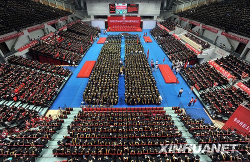 组图:华中科技大学6800余名学生毕业_新闻滚
