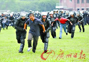 珠三角近千特警举行跨区域联合反恐演练(图)_