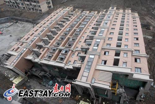 上海高楼倒塌调查:多名股东与政府人员同名_各