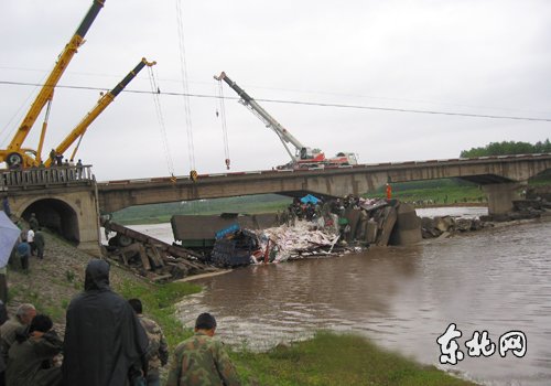 黑龙江铁力公路桥垮塌7车坠河16人全获救(图)