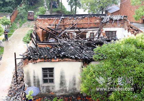 民房遭雷击坍塌 夫妇丧生其子获救