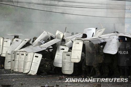 组图：洪都拉斯民众游行示威 反对军事政变