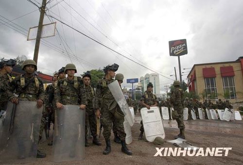 组图：洪都拉斯民众游行示威 反对军事政变