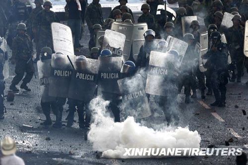 组图：洪都拉斯民众游行示威 反对军事政变