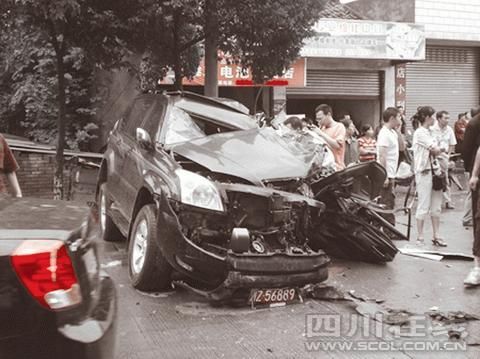 四川眉山安监局长飙车迎头撞上油罐车(图)