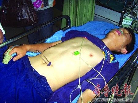 小伙公交车上钢签插腹自残 自称很压抑
