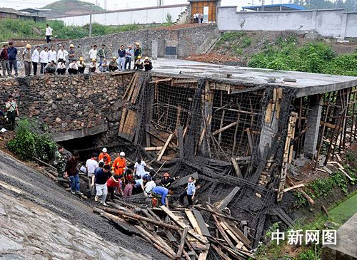 重庆黔江区火车站在建工地垮塌致1死3伤(图)_