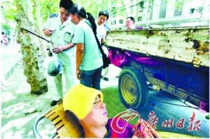 城管替发烧瓜农卖瓜 被称最仁义城管红遍网络