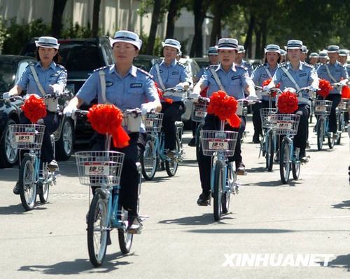 组图：济南女警骑电动车执法