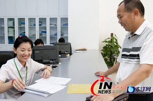 东莞“环保美眉”微笑办事迷倒市民(组图)