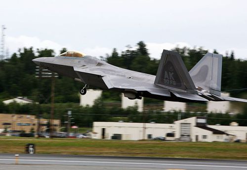 美工程师:F-22A涂料质量差严重影响隐形效果