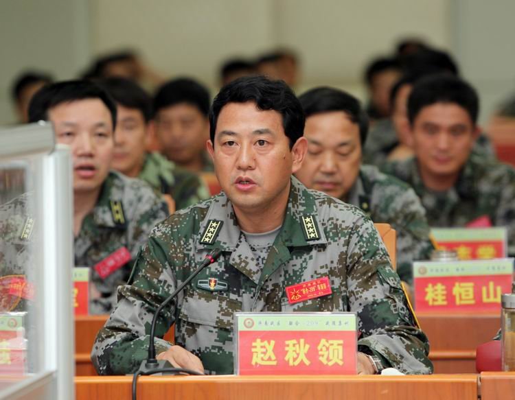 二炮某基地副参谋长赵秋领在向联指汇报他们作战准备情况.