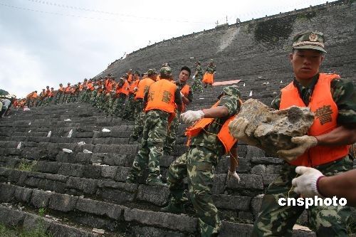 组图:广西卡马水库大坝发生险情 当地全力抢险