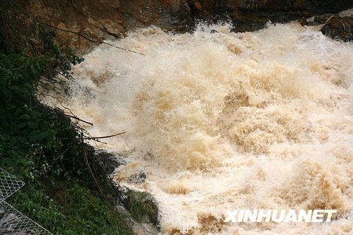 组图:广西卡马水库大坝发生险情 当地全力抢险