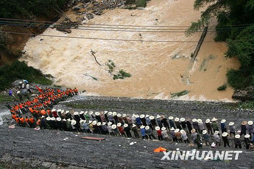 组图:广西卡马水库大坝发生险情 当地全力抢险