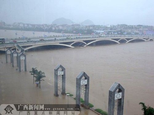 广西洪水暴涨 桂林市区部分街道被浸泡(组图)_