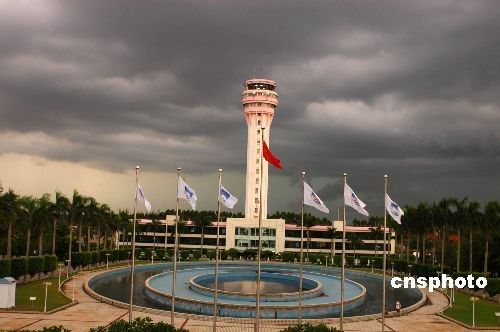组图：海口暴雨来袭前出现“阴阳天”