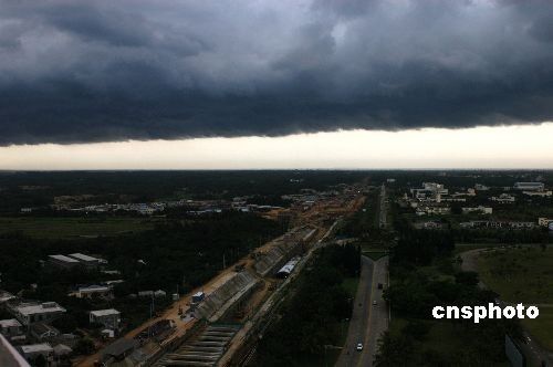 组图：海口暴雨来袭前出现“阴阳天”