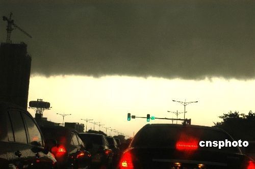 组图：海口暴雨来袭前出现“阴阳天”