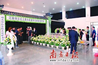 男生毕业日救人溺亡续:遗体火化(图)
