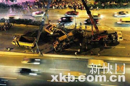 广州一泥头车翻侧 黄埔大道受阻两小时(图)